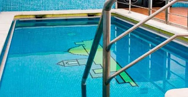 Una gran piscina con una escalera que conduce a ella.