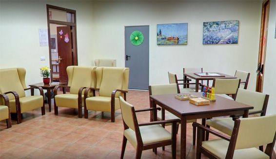 Una habitación con una mesa y sillas.