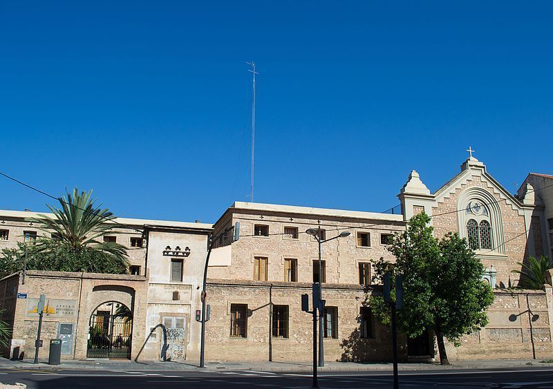 Un gran edificio con un reloj en la parte superior.