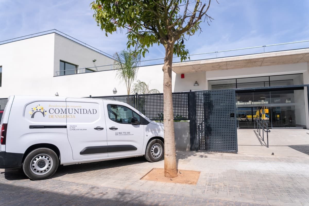 Furgoneta blanca con el logo