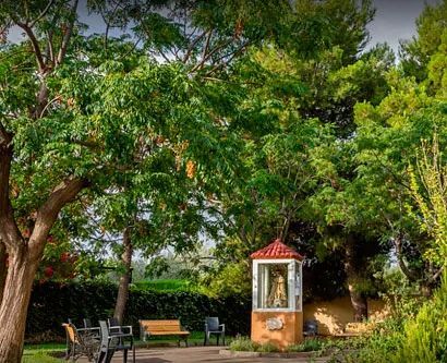 Un parque con una estatua en el medio.