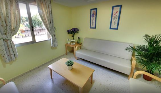 Una sala de estar con un sofá y una mesa de café.