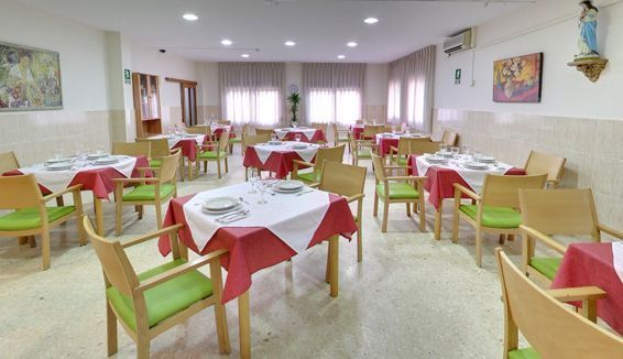 Un gran comedor con muchas mesas y sillas.