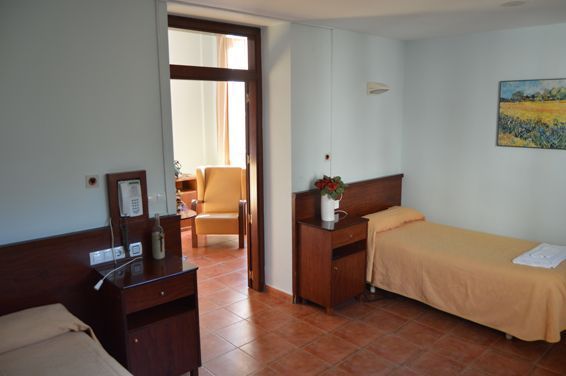 Un dormitorio con dos camas y un cuadro en la pared.