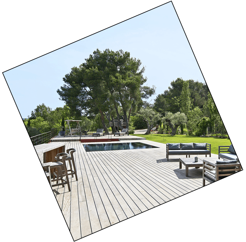 Petite piscine sur une grande terrasse en bois