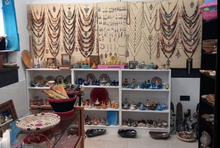 Hay muchos tipos diferentes de joyas sobre la mesa.