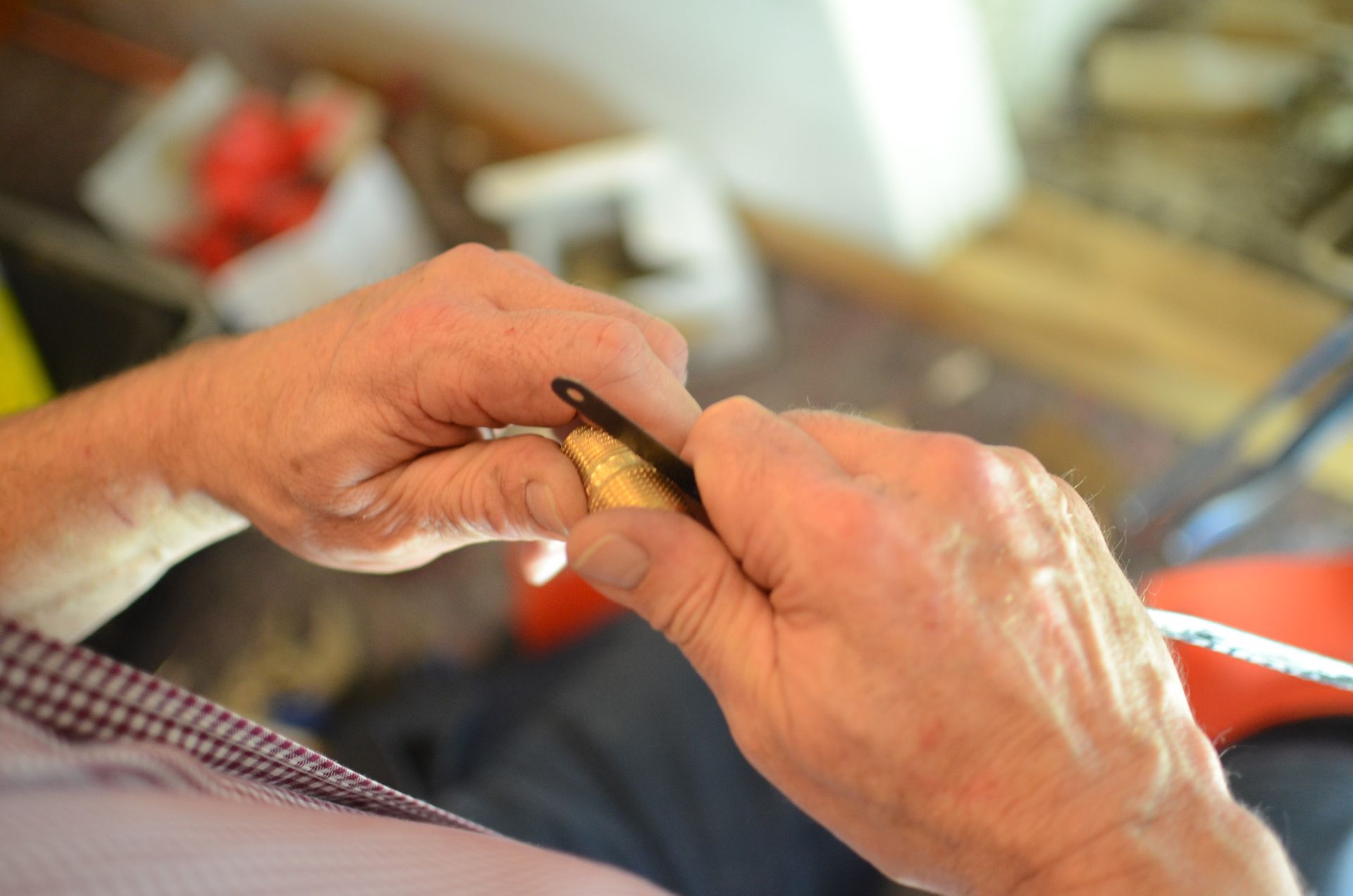 Mitarbeiter der EBauPlan UG saniert Bad
