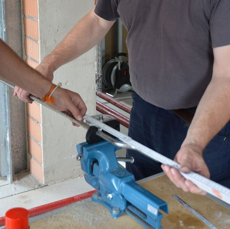 Mitarbeiter der EBauPlan UG vermessen auf Baustelle