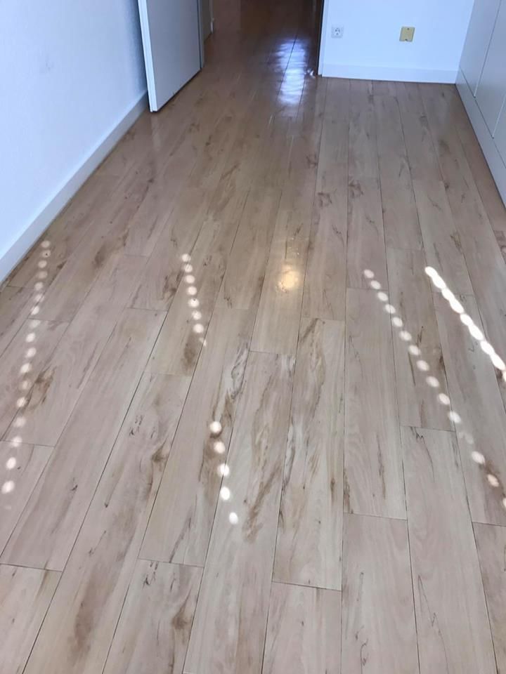 Ein Raum mit Holzboden und weißen Wänden.