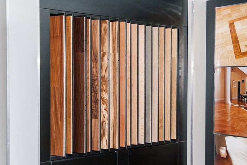 Eine Ausstellung unterschiedlicher Holzbodenarten in einem Geschäft.