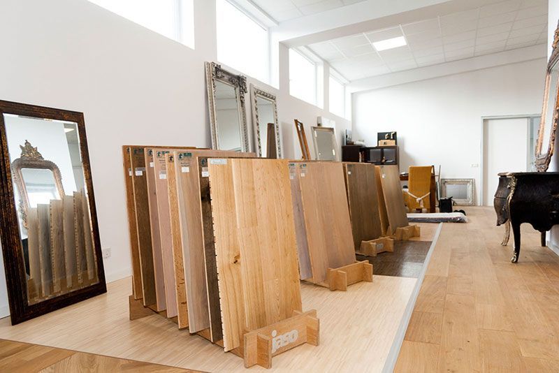 Ein Raum mit vielen ausgestellten Holzbrettern