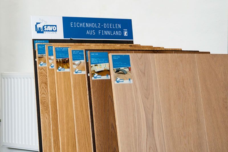 Eine Ausstellung von Holzböden mit einem Schild mit der Aufschrift „Savo“
