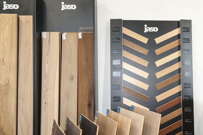 Eine Auslage mit Holzböden in einem Geschäft.