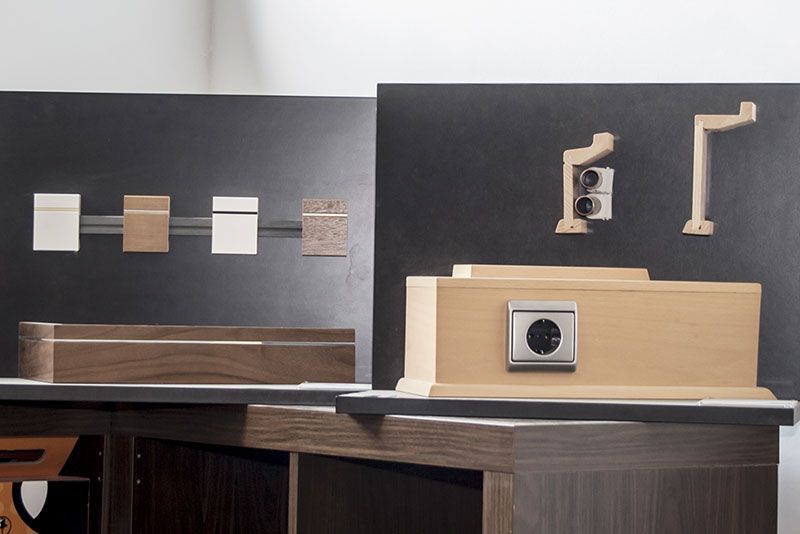 Eine Holzkiste mit einem Loch in der Mitte steht auf einem Tisch