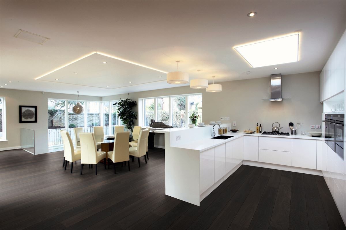 Eine Küche und ein Esszimmer in einem Haus mit Holzboden.