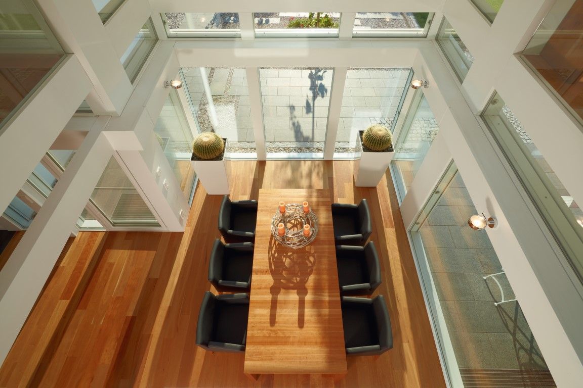 Eine Luftaufnahme eines Esszimmers mit Tisch und Stühlen