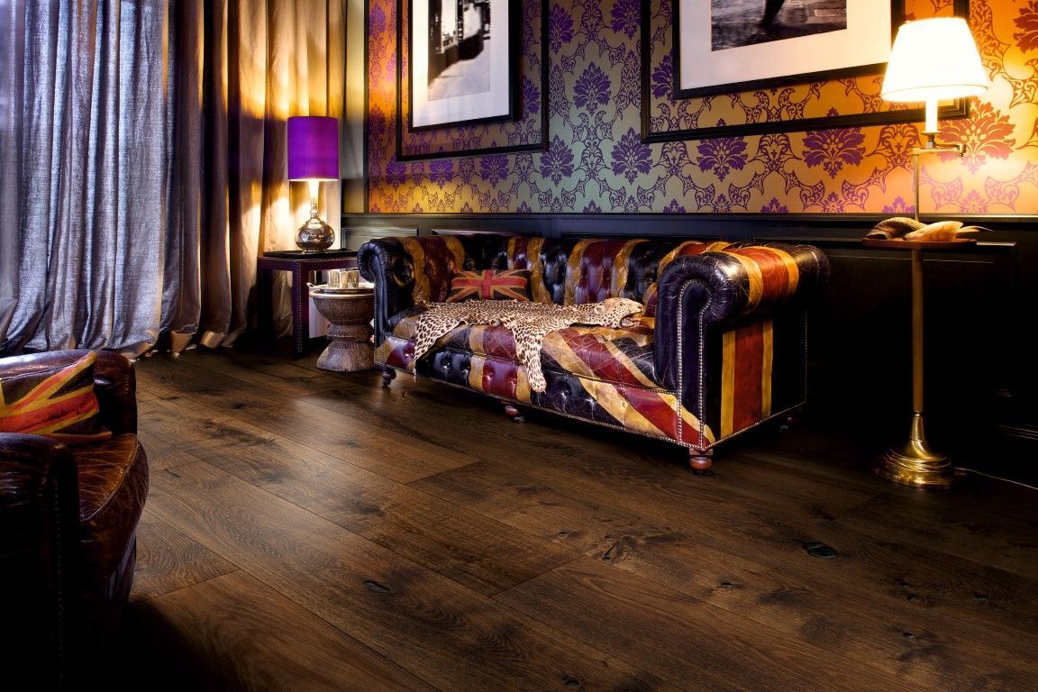 Ein Wohnzimmer mit einer Couch und einer Lampe auf dem Boden.