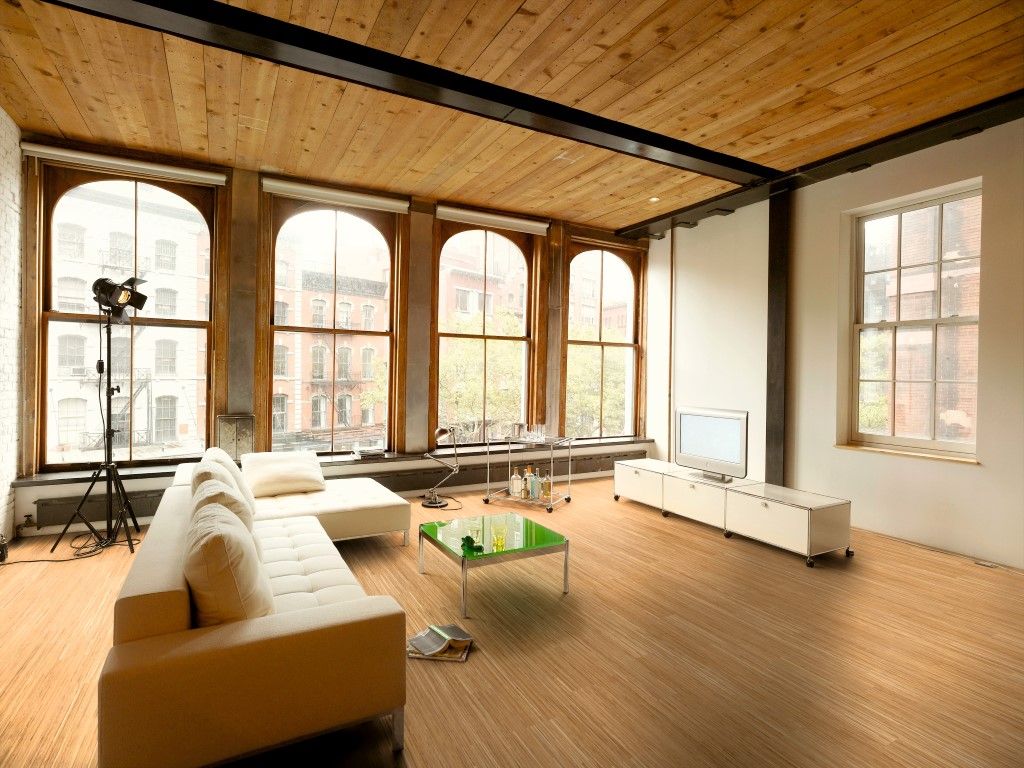 Ein Wohnzimmer mit einer Couch und einem Couchtisch