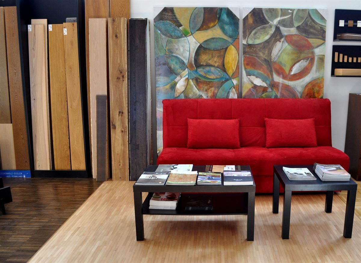 Ein Wohnzimmer mit einer roten Couch und einem Couchtisch