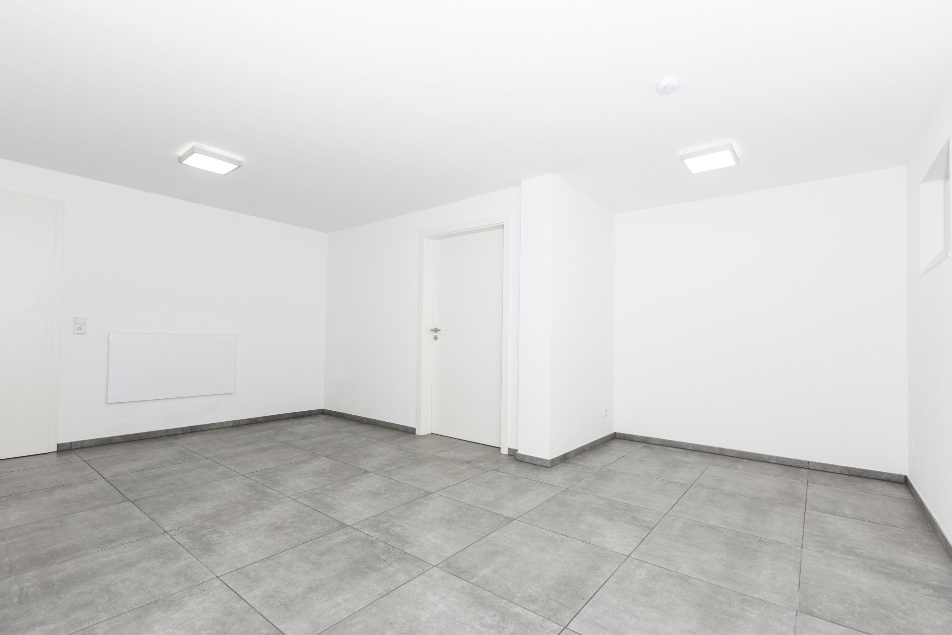 Carrelage gris et murs blancs