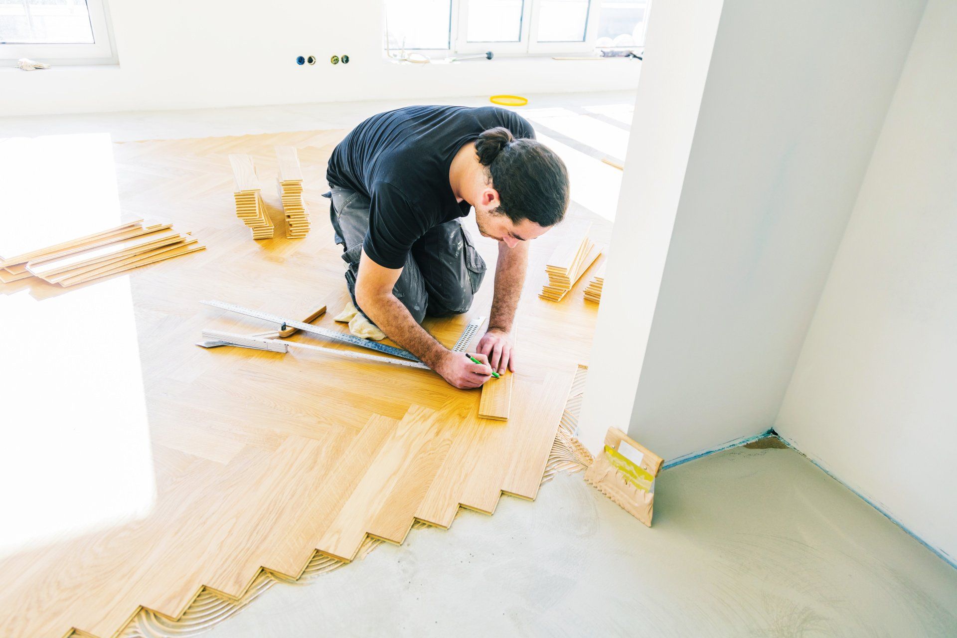 Homme en train de poser du parquet