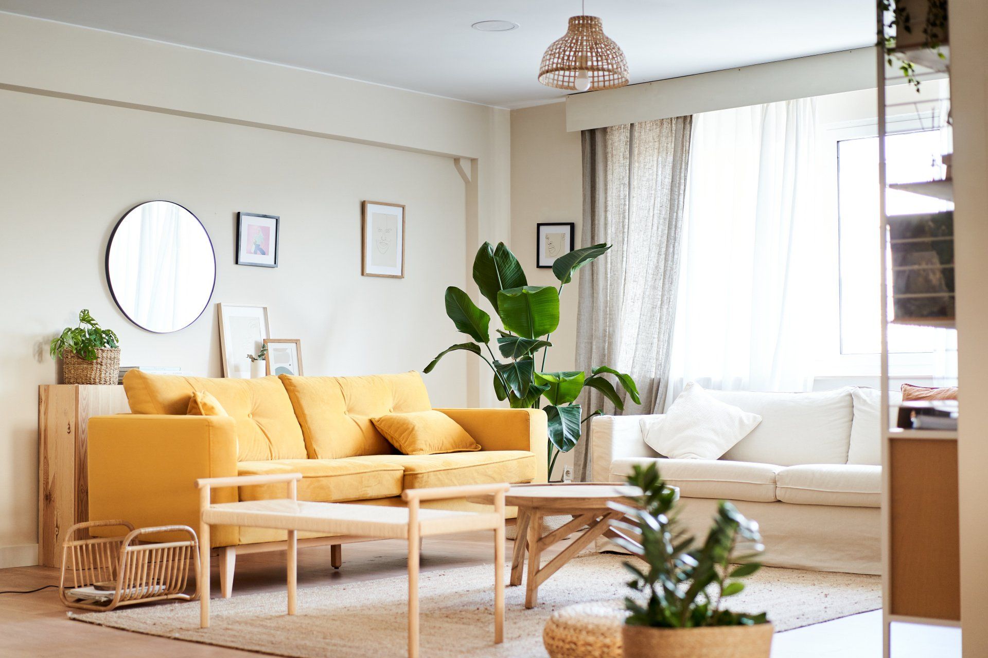 Salon avec canapé jaune