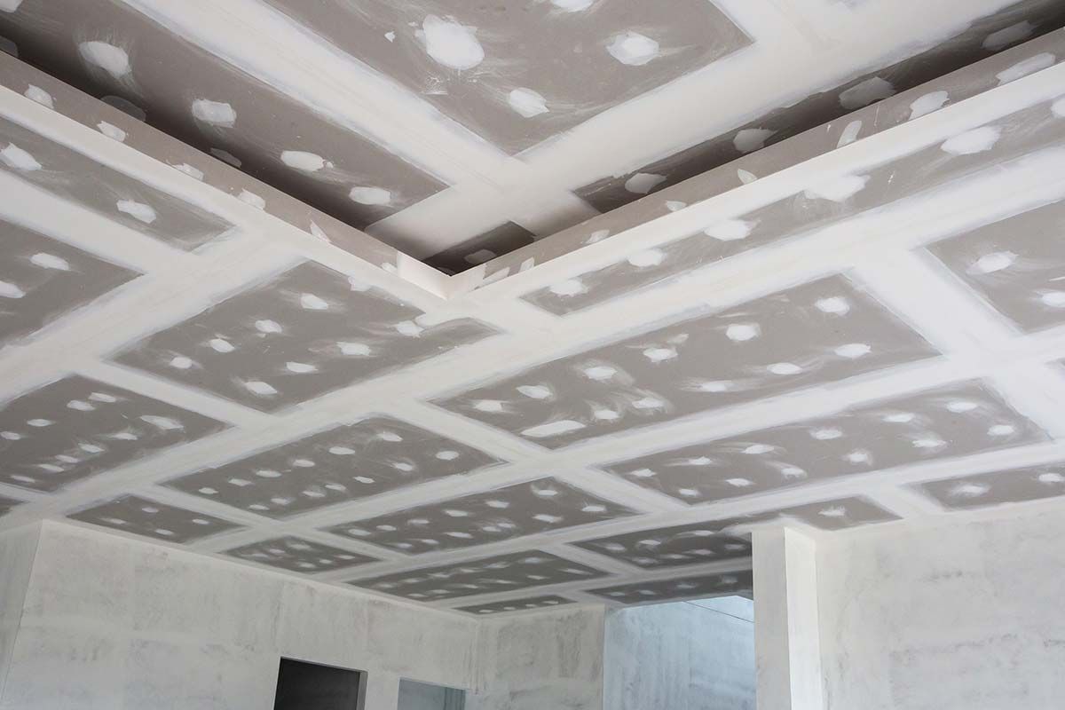 Una habitación con un techo que está siendo remodelado.