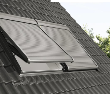Auvents de puits de lumière gris rétractés sur un toit en tuiles sombres