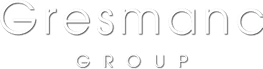 Logotipo blanco del Grupo Gresmanc sobre fondo oscuro.