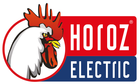Logotipo de Horoz Electric que muestra la cabeza de un gallo blanco sobre un fondo circular, junto a rectángulos rojos y azules.