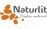 Logotipo de Naturlit que muestra una pila de formas anaranjadas, similares a guijarros, junto al nombre de la empresa en texto gris.