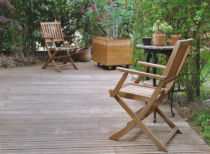 Un salon de jardin en bois