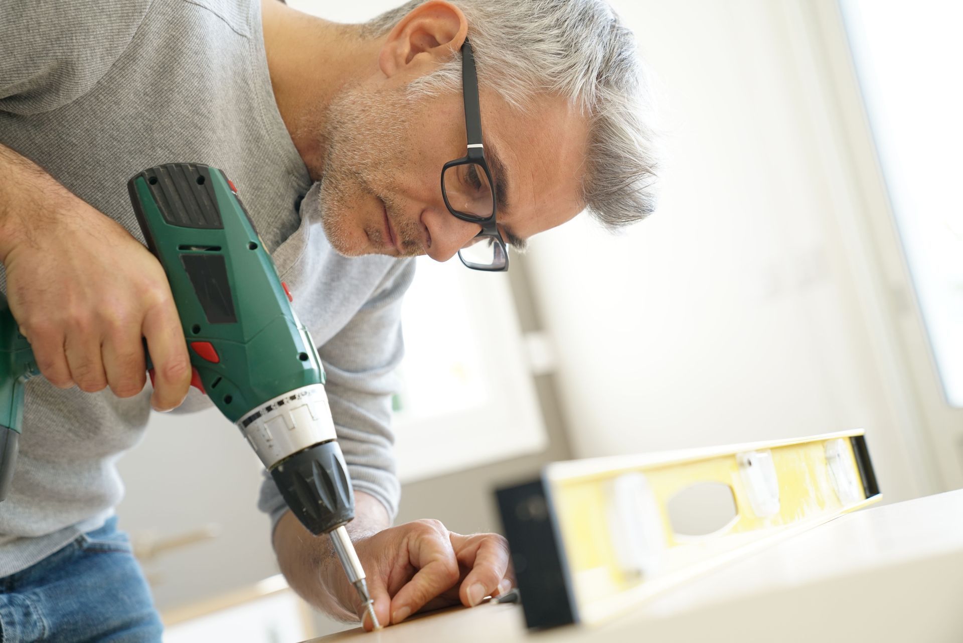 Un homme avec une perceuse