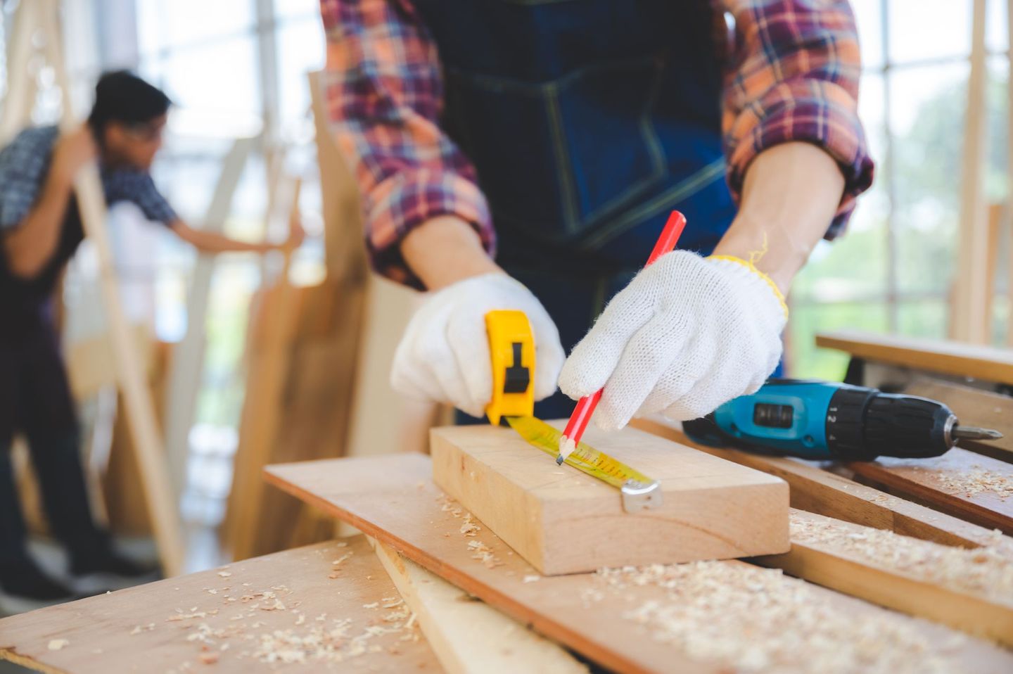 Des mains en train de bricoler