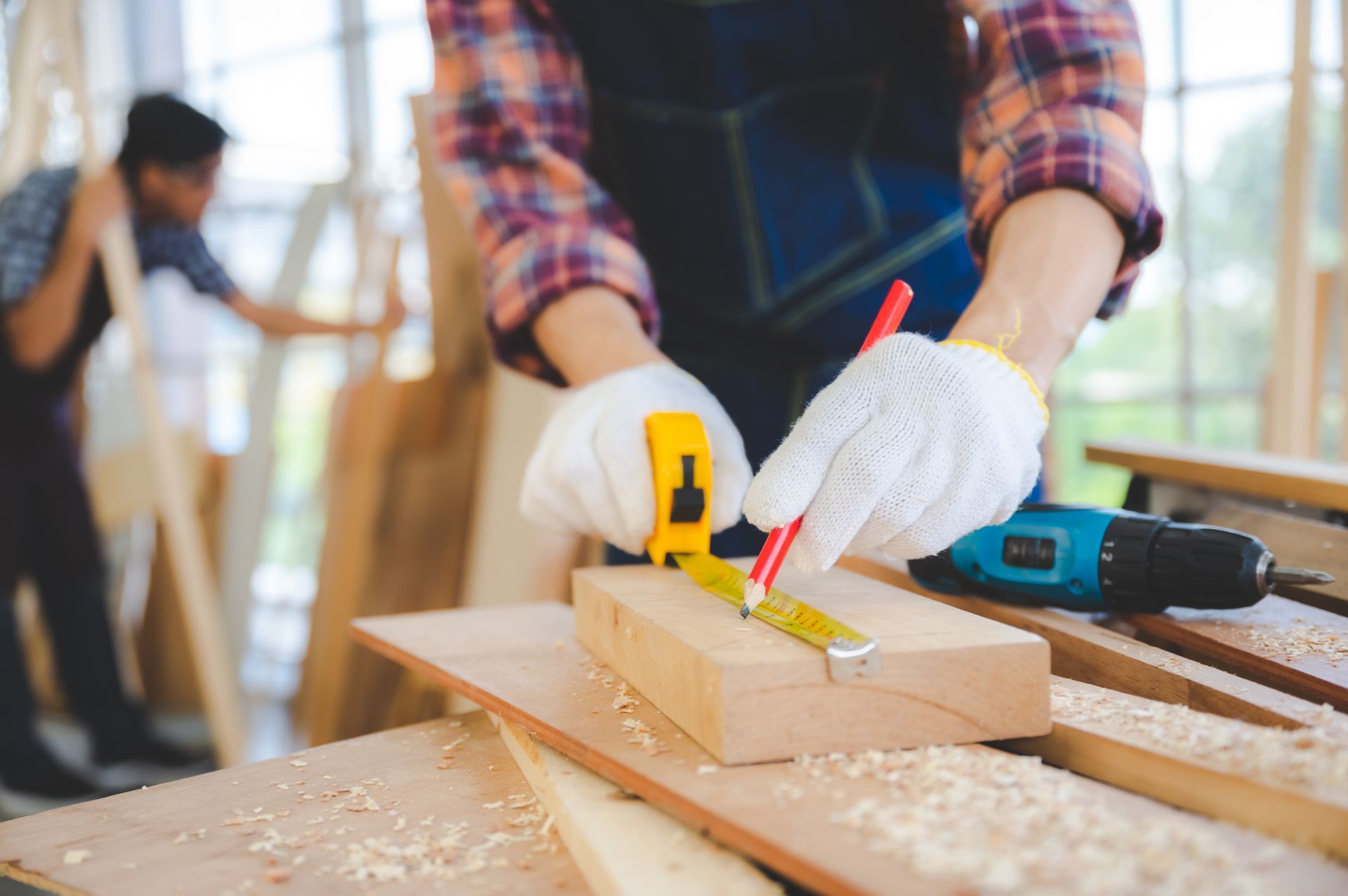 Un homme qui prend des mesures