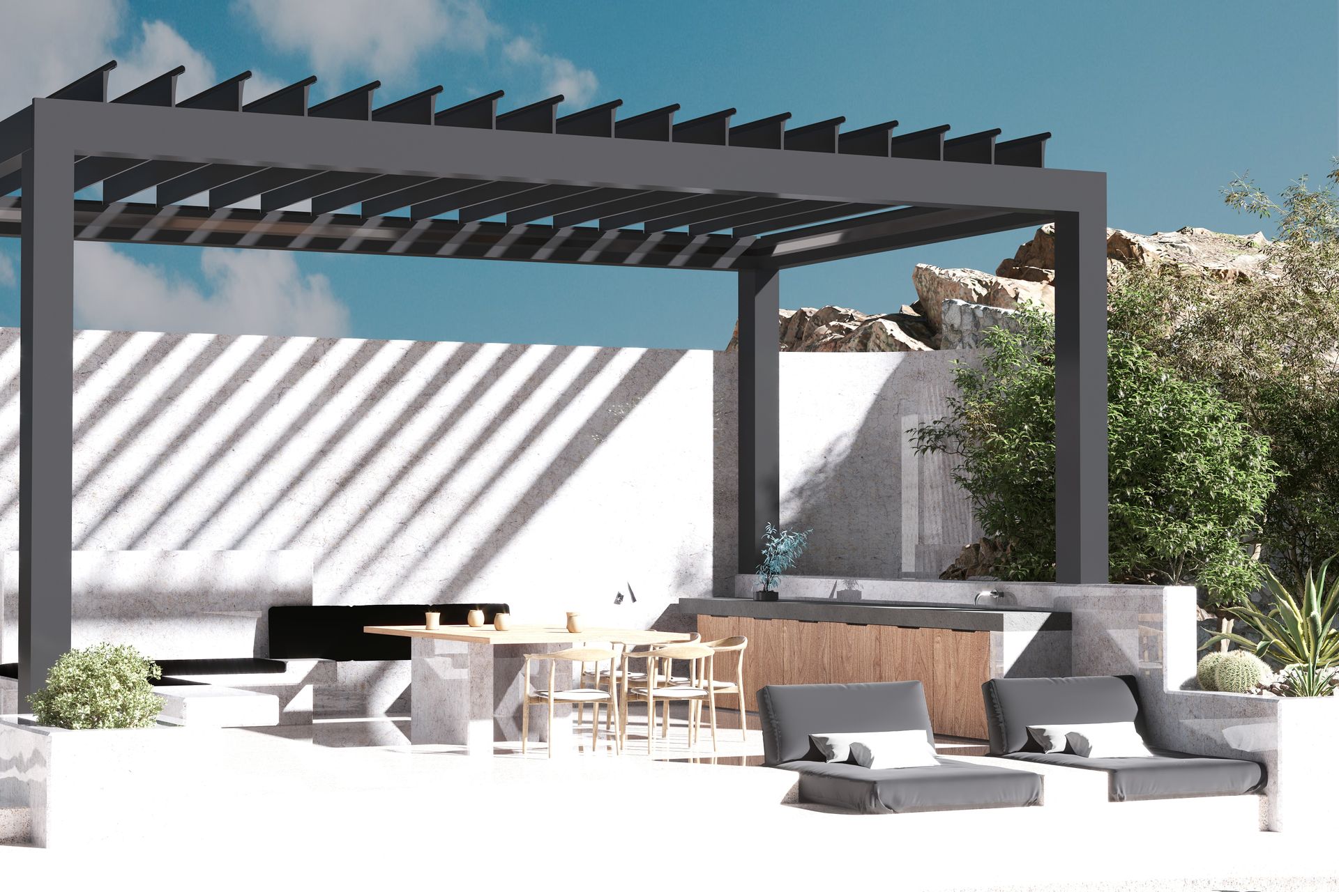 Patio moderne avec pergola noire, sièges blancs, chaises longues et foyer intégré baigné de soleil.