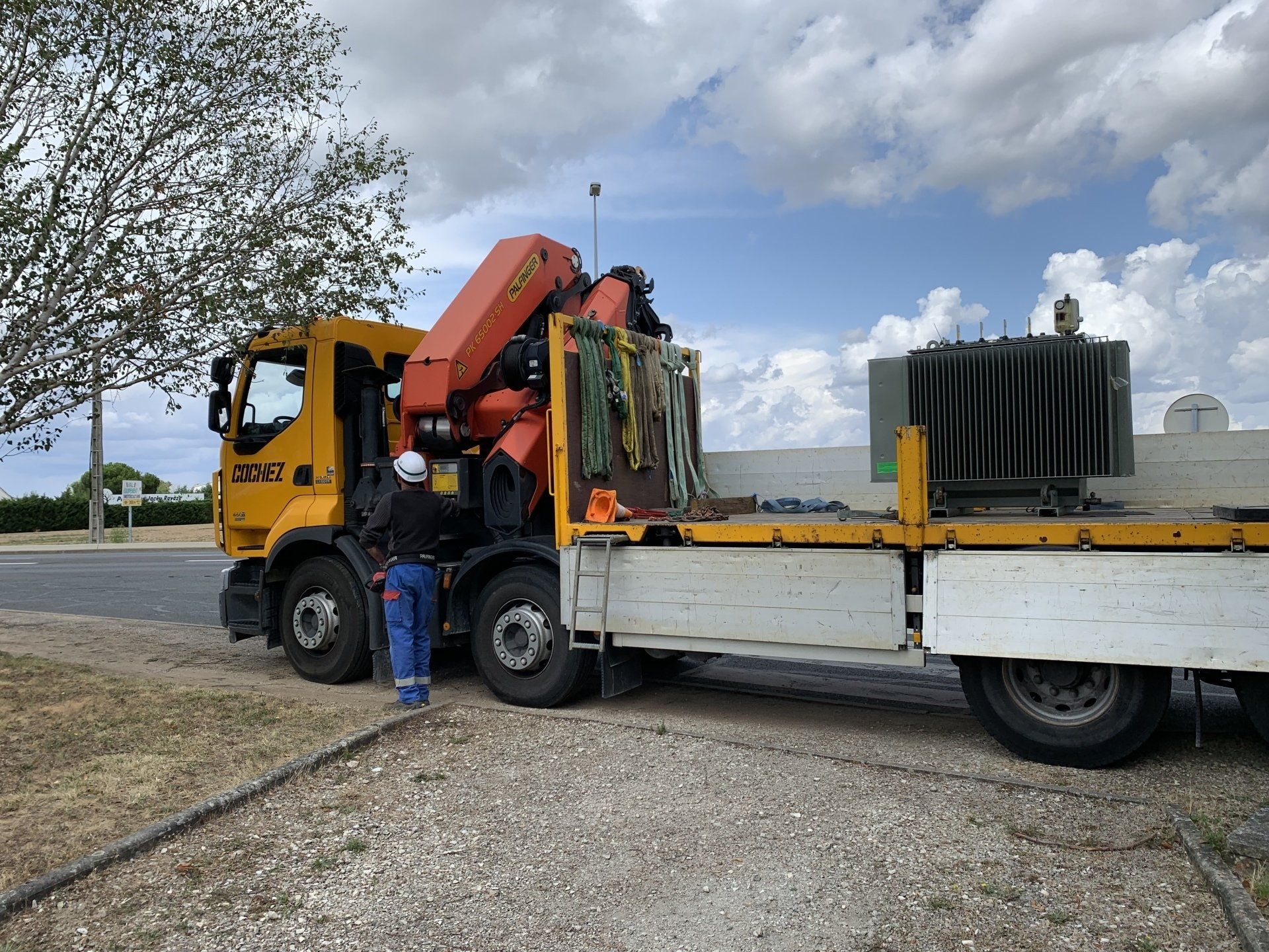 Camion pour installation de poste HTA