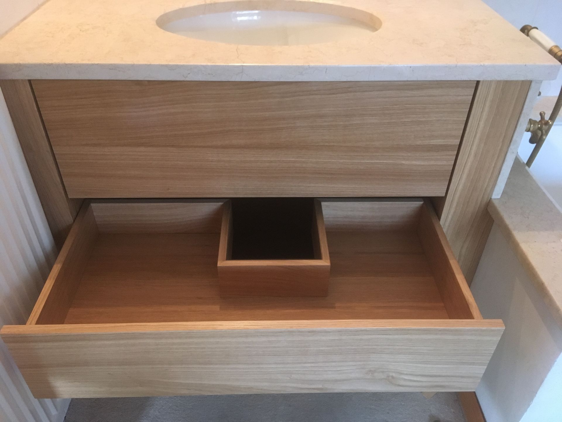 Une salle de bain avec un lavabo et une commode en bois