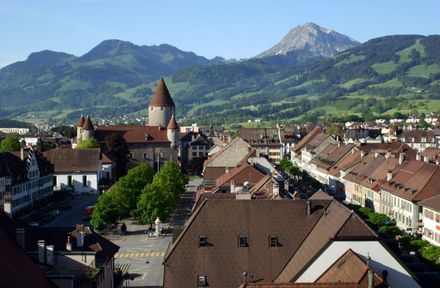 Une vue aérienne d'une ville avec des montagnes en arrière-planlog