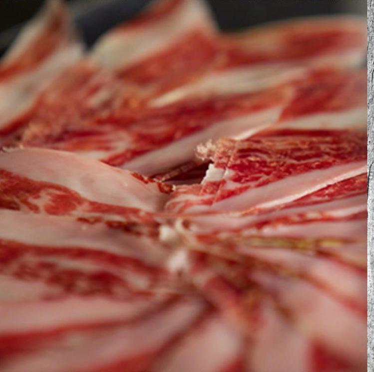 Un primer plano de un trozo de carne al que le falta una rebanada.