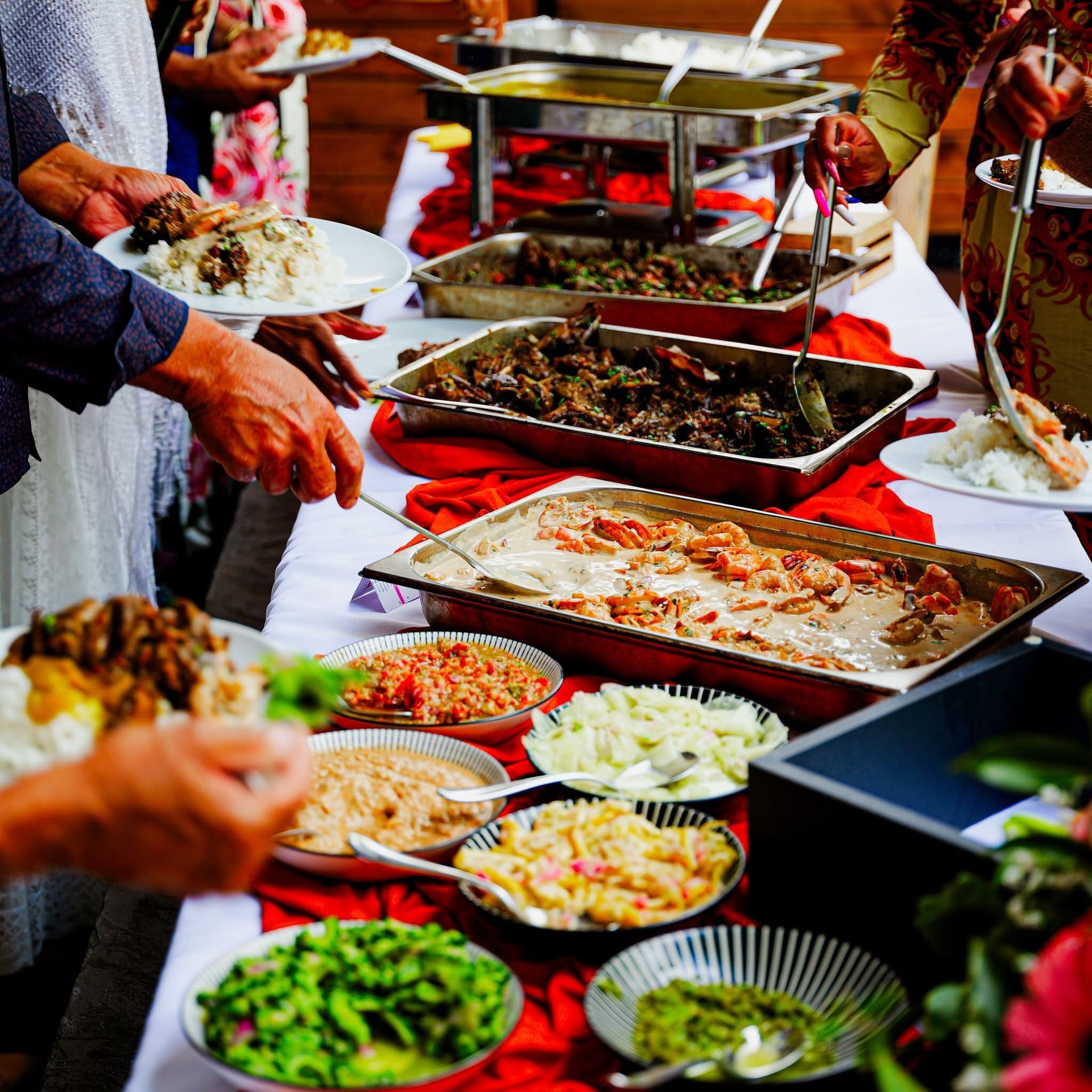Buffet proposant divers plats, notamment des salades, des pâtes et des viandes rôties.