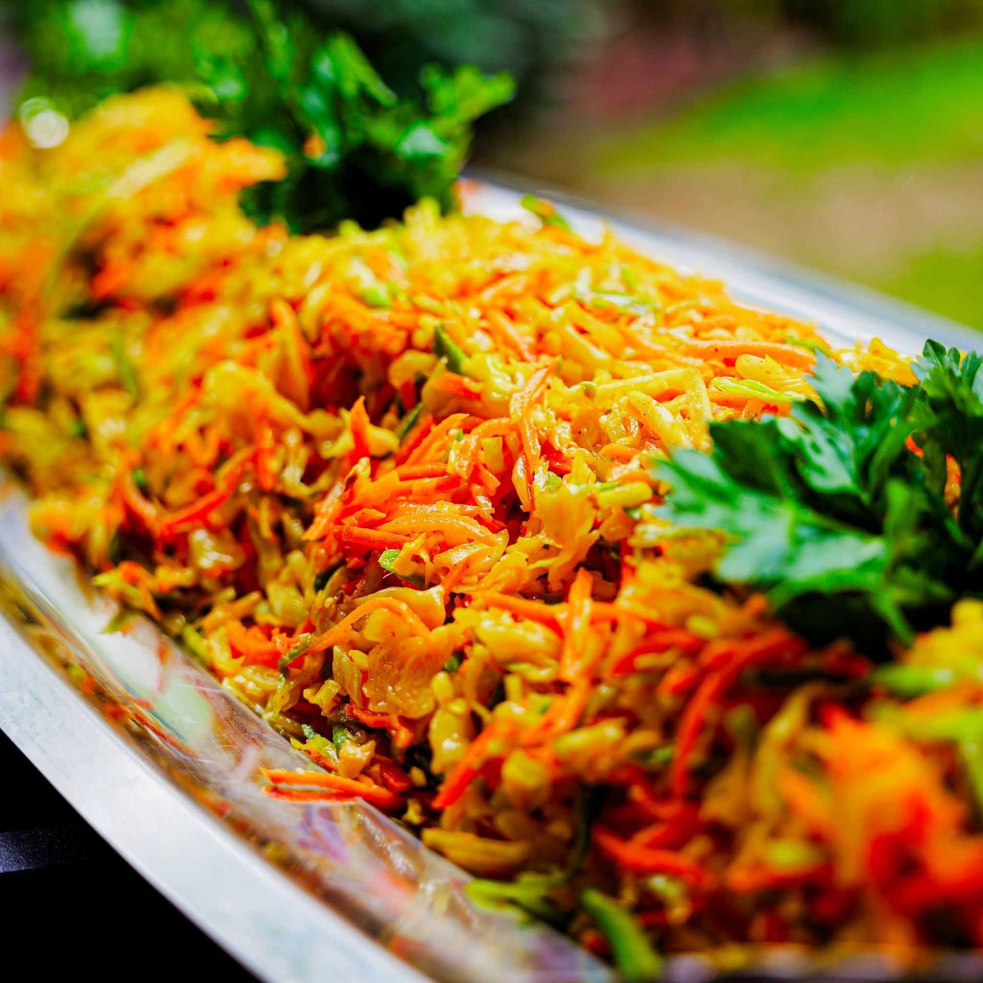 Plateau de biryani aux légumes colorés, garni de coriandre fraîche
