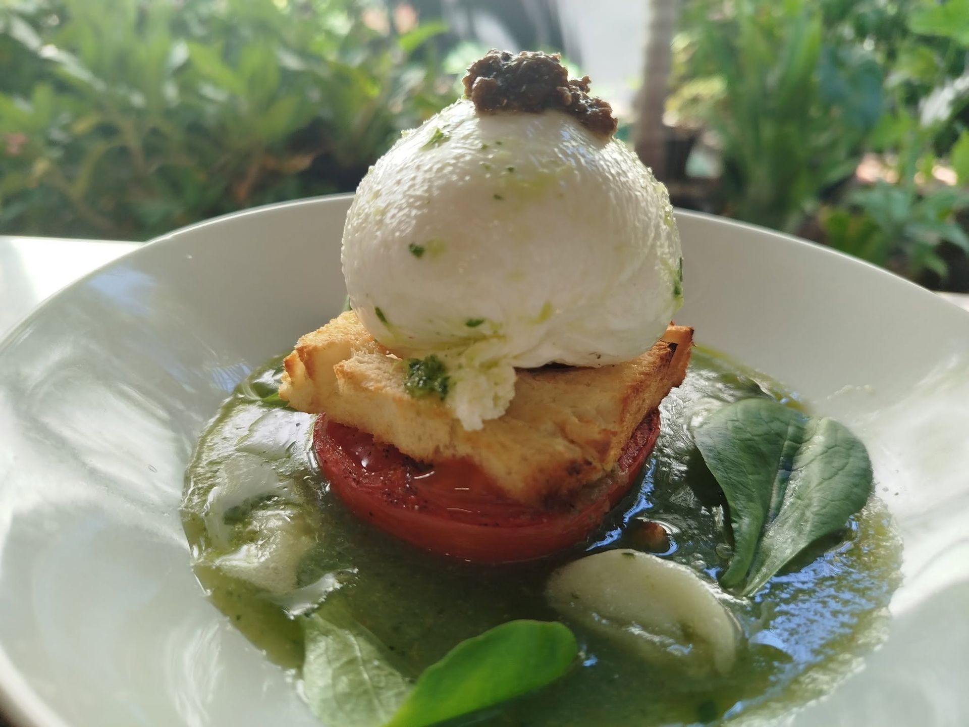 Dessert dans une assiette blanche : une boule de glace à la vanille sur une pâtisserie et des fruits