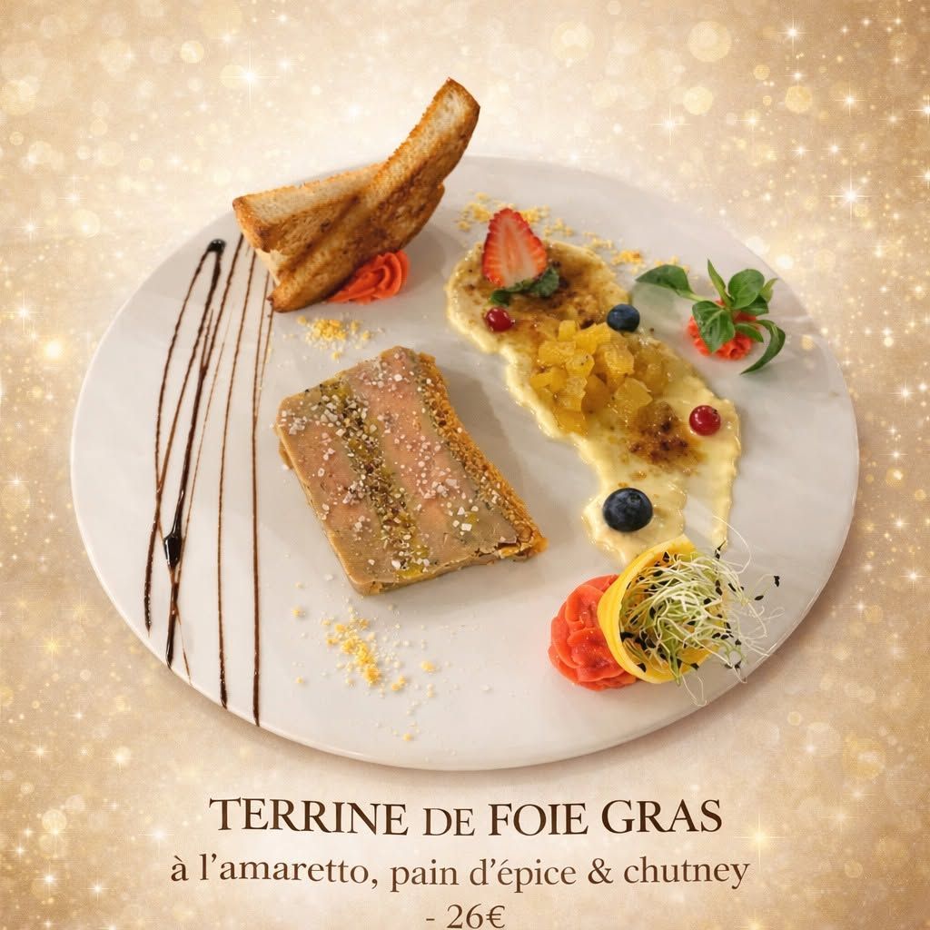 Terrine de foie gras gastronomique servie avec des fruits, des herbes aromatiques, du pain grillé et un décor de sauce