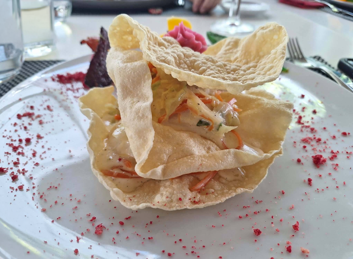 Dessert feuilleté à la crème et aux fruits rouges, saupoudré de miettes rouges