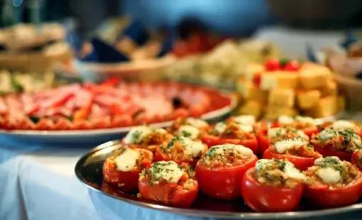 Plat de tomates farcies et autres amuse-bouches sur une table de buffet