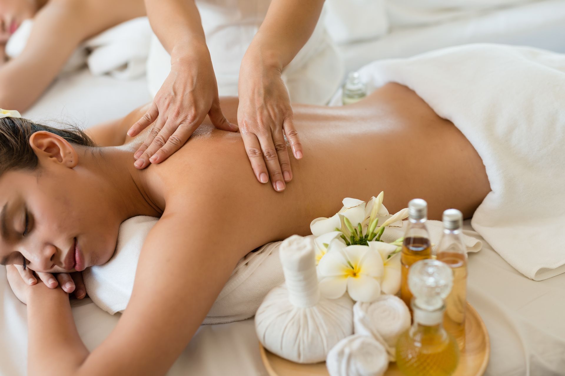 Une femme en train de se faire masser le dos.