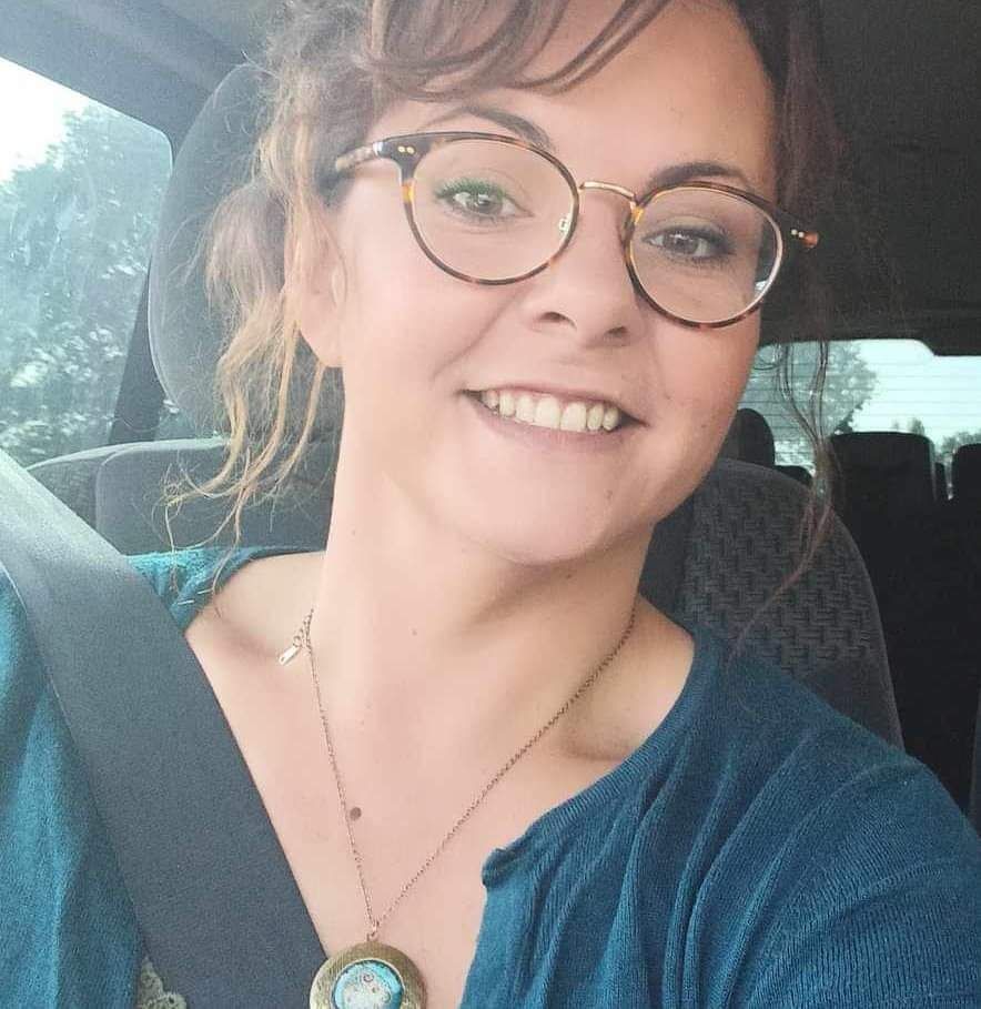 Une femme en voiture.