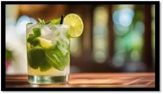 Cóctel mojito en vaso con rodaja de lima y menta, sobre una superficie de madera con fondo borroso.