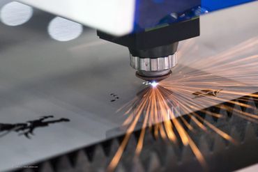 Ein Laser schneidet Metall